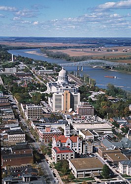 Uitzicht op het Missouri State Capitol en de Missouri in het centrum van Jefferson City