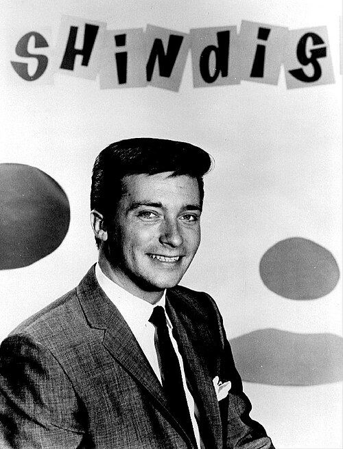 Jimmy O'Neill on the set of Shindig!, 1964.