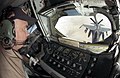Operátor tankovacího letounu KC-135 kontroluje doplňování paliva stíhačce F-16