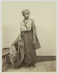 KITLV 26558 - Isidore van Kinsbergen - Gusti Ayu Taman, wife of the prince of Boeleleng, Bali - Around 1870.tif