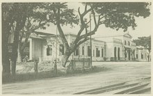 Solo Jebres Station circa 1930s, with a Solosche Tramweg Maatschappij (SoTM) tramway at the foreground