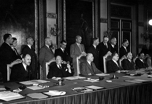 De ministers van het kabinet-Drees II vooraf aan de eerste ministerraadsvergadering in de Trêveszaal op 2 september 1952.