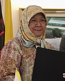 Kamilah Hanifah. Eine freundliche ältere Malaysierin mit Kopftuch und Brille. 2018.