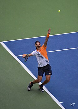 Jachánov sirviendo durante su partido contra Rafael Nadal por la tercera ronda del US Open 2018.