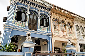 Ang distrito tulad ng Katong, Singapur, ay nagsasama ng maraming ornamental na elemento ng mga disenyo ng mansyon sa estilong Sino-Portuges.