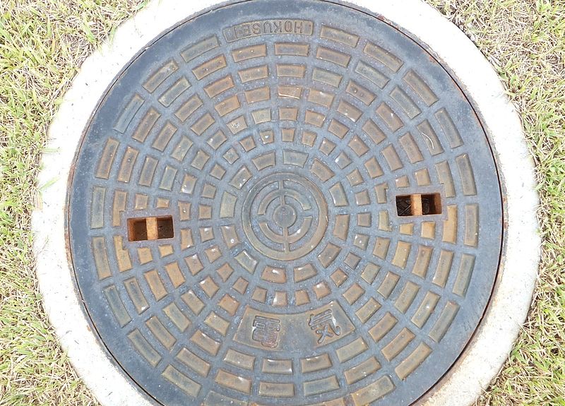 File:Kawakami village in Okayama manhole.JPG