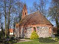 KW 14: Die Dorfkirche Lexow im Landkreis Mecklenburgische Seenplatte ist eine Saalkirche, die wohl um 1400 aus Feldsteinen errichtet wurde. Bei der Erneuerung bis 1888 wurde die Westwand und der Turm in Backstein ausgeführt. Gleichzeitig wurde im Innenraum ein Holztonnengewölbe eingezogen. Die Kirche ist von einer Friedhofsanlage mit einer Feldsteinmauer umgeben. Die Kanzel ist eine Arbeit aus dem 17. Jahrhundert, der Fuß wurde 1887 zugefügt. Ein geschnitzter Taufengel von 1726 hängt nach der Restaurierung seit 1996 wieder südlich vom Altar. Weiterlesen