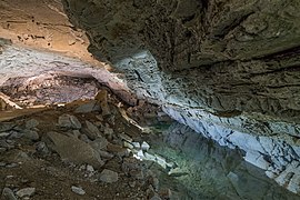 Siphon dans la grotte glacée de Koungour, dans le Kraï de Perm, Oural, Russie.