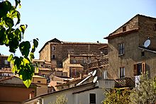 Il castello medievale di Aquara visto da Via Aldo Moro