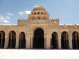 Islamisk portik av den stora moskén i Kairouan (Kairouan, Tunisien )