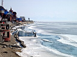 Strand i Listvjanka tidigt i april