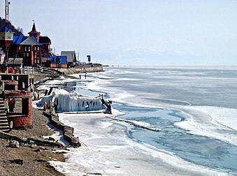 Listvianka (oblast d'Irkoutsk, Russie) au début du printemps, sur la rive du lac Baïkal gelé. (définition réelle 2 559 × 1 903)