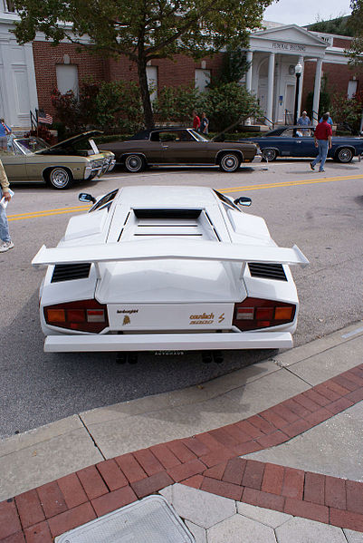 File:Lamborghini Countach 1984 5000S AboveRear LakeMirrorClassic 17Oct09 (14413948958).jpg