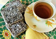 チョコとココナツで覆ったスポンジケーキ、紅茶（オーストラリア）