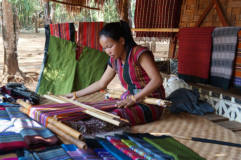 File:Laos Plateau des Bolovens weaving in Ban Lao Ngam (4).jpg