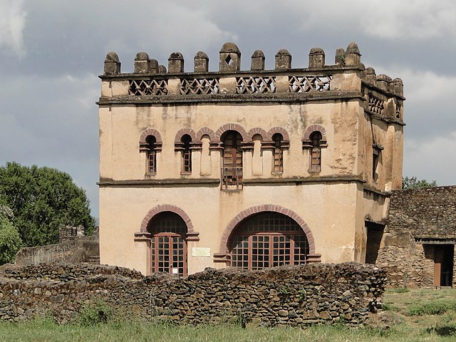 Bibliothèque fondée par Yohannès Ier, négus d'Éthiopie (1667-1682), dans le Fasil Ghebi, à Gondar.\n (définition réelle 2 978 × 2 235)