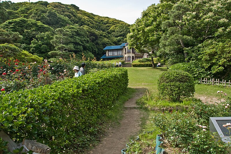 File:Literatur Museum Kamakura Rose Garden.jpg