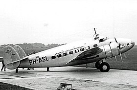 Un KLM Royal Dutch Airlines L-14 Super Electra pe aeroportul din Manchester.