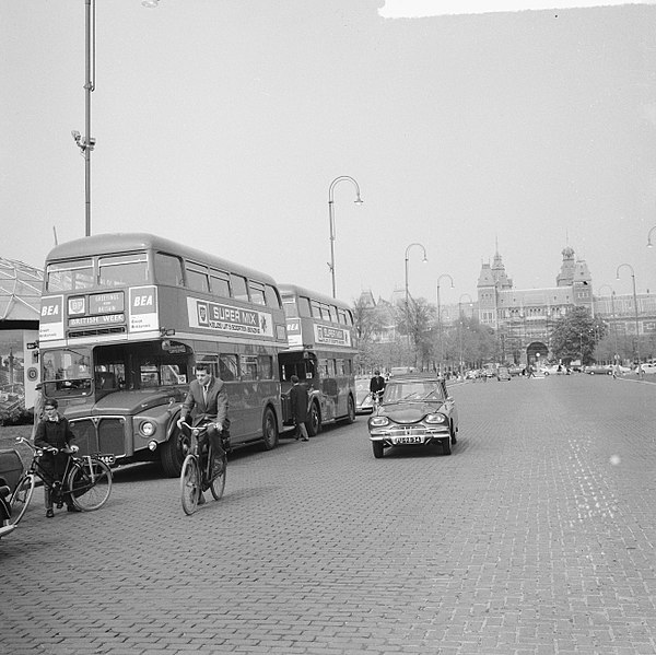 File:Londense dubbeldeksbussen in Amsterdam, de twee bussen bi het Rijksmuseum, Bestanddeelnr 917-7602.jpg