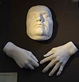 Cetakan-cetakan gips dari wajah dan tangan Luther saat wafatnya, dipamerkan dalam Gereja Pasar di Halle.[250]