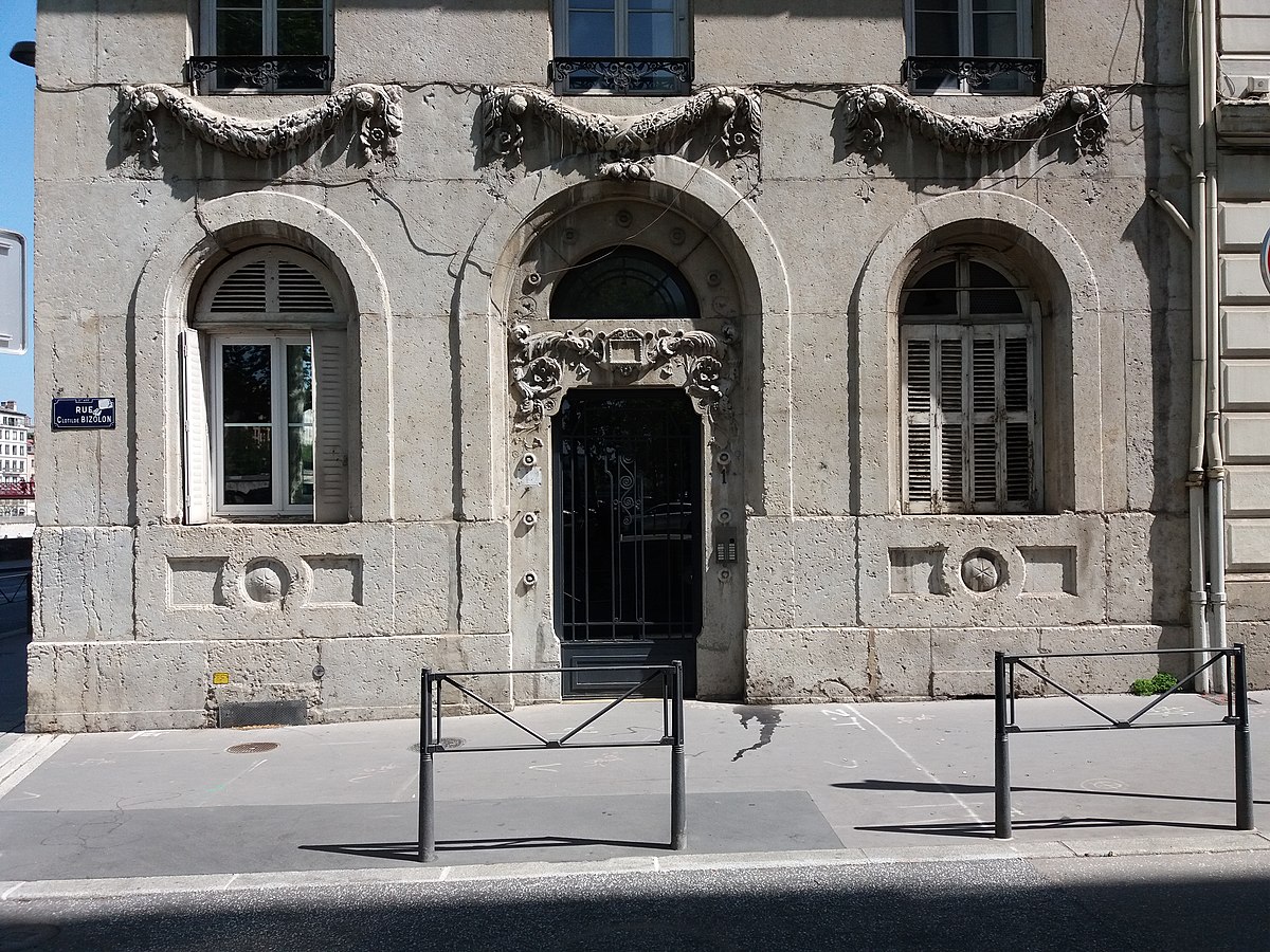 File Lyon 2e Quai Tilsitt Immeuble A L Angle De La Rue Clotilde Bizolon Porte Et Fenetres Jpg Wikimedia Commons