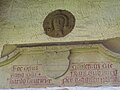 Westliches Kielbogenportal mit Inschrift und Christuskopf