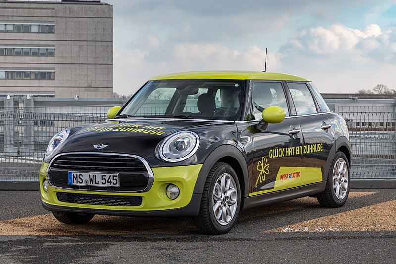 File:Münster, Parkhaus am Coesfelder Kreuz, BMW Mini -- 2018 -- 1457.jpg