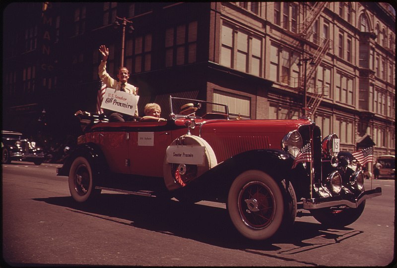 File:MAGNIFICENT OLD TOURING CAR CARRIES U.S. SENATOR WILLIAM PROXMIRE AND OTHER OFFICIALS ALONG THE ROUTE OF THE ANNUAL... - NARA - 549570.jpg