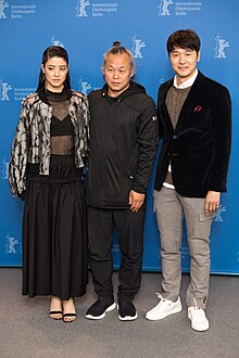 Kim Ki-duk mit Schauspielern des Filmes Human, Space, Time and Human auf der Berlinale 2018