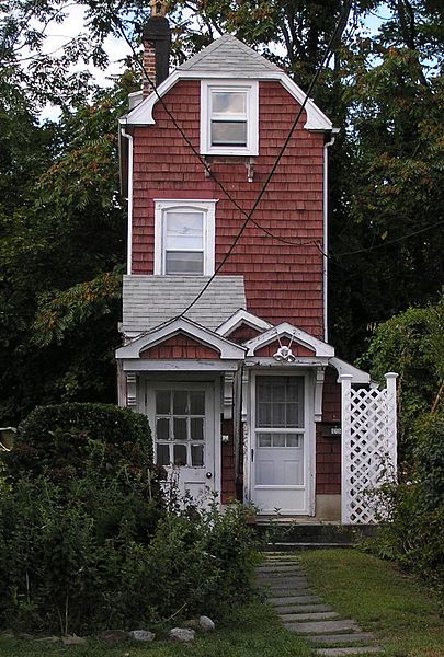 File:Mamaroneck Skinny House 10-feet wide September 2013.jpg