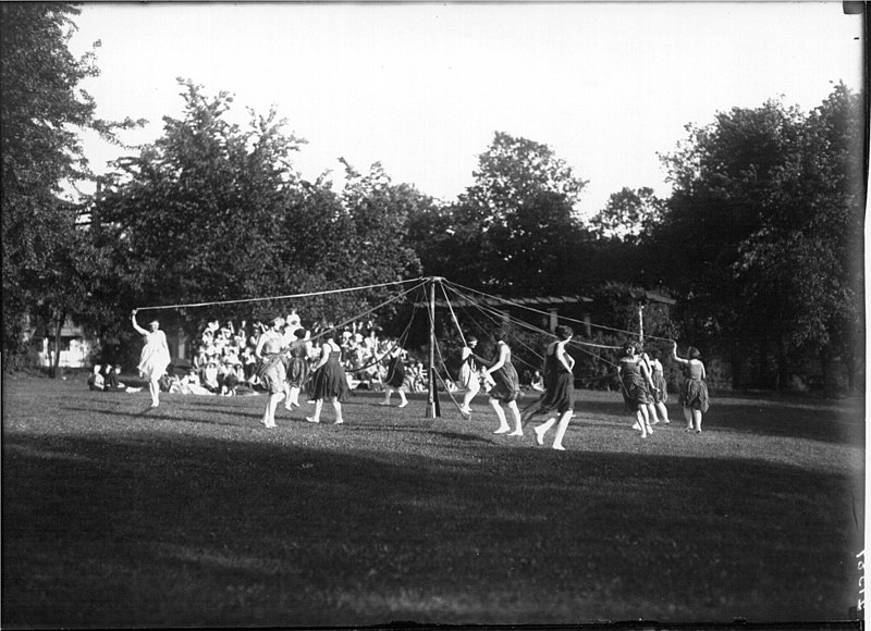 File:May pole dance performance at Oxford College May Day celebration 1922 (3191754046).jpg