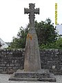 Le bourg de Plouarzel : menhir christianisé dans le cimetière 2.
