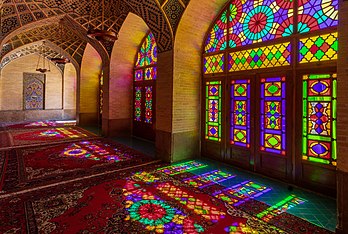 Janelas de vitral coloridas vistas do lado de dentro da mesquita Nasir ol Molk, conhecida como a "Mesquita Rosa", uma mesquita tradicional em Xiraz, distrito de Gowad-e-Arabān, Irã. (definição 6 564 × 4 405)