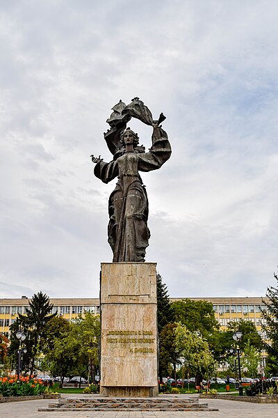 File:Monumentul Independenței (3).jpg