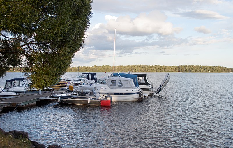 File:Mora lakeside view in evening-4.jpg