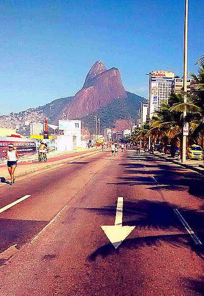 File:Morro Dois Irmãos num feriado.jpg