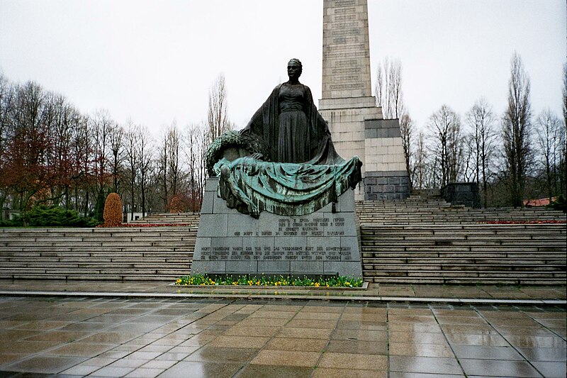 800px-Mother_Statue.Sch%C3%B6nholzer_Heide.Soviet_War_Memorial.JPG