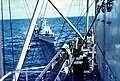 אח"י רשף מקבלת דלק מהאוניה המגויסת נהריה בפיקוד רפי אפל באוקיינוס ההודי במהלך מבצע מוניטין
