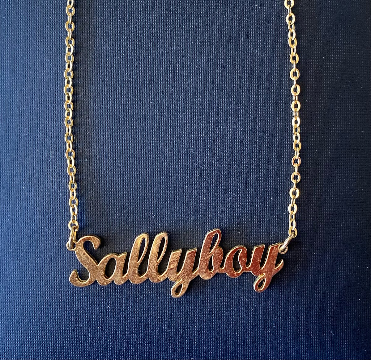 A Guide to Nameplate Necklaces & Letter Jewelry