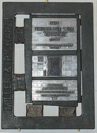 A single-page "forme" for printing the front page of the New Testament of the Christian Bible. The black frame surrounding it is the "chase", and the two objects each on the bottom and left side are the "quoins". New Testament in chase.jpg