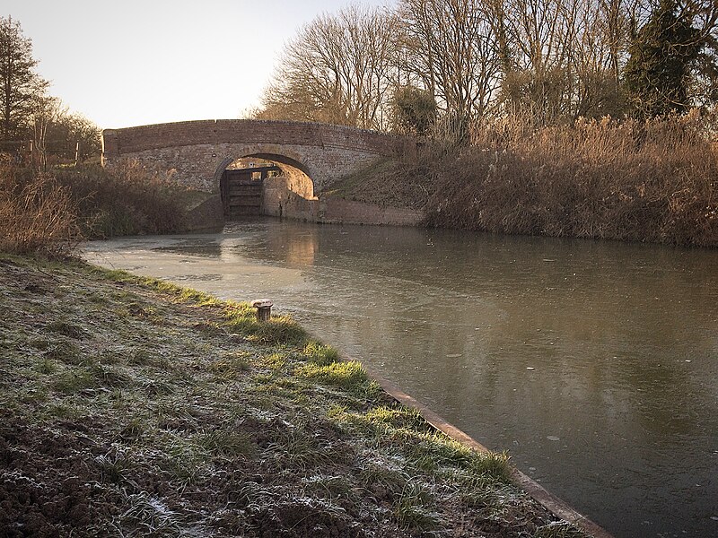 File:Newbury Avon Canal.jpg