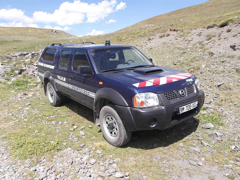 File:Nissan NP 300 Pickup Gendarmerie Secours en Montagne P.G.H.M.jpg