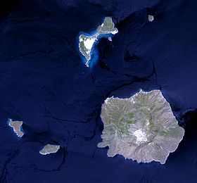 Нисирос и четыре островка (слева направо: Пергусса, Пахея (а), Гьяли и Стронгили).  Естественное цветное изображение радиометра АСТЕР, 29 июля 2004 г.