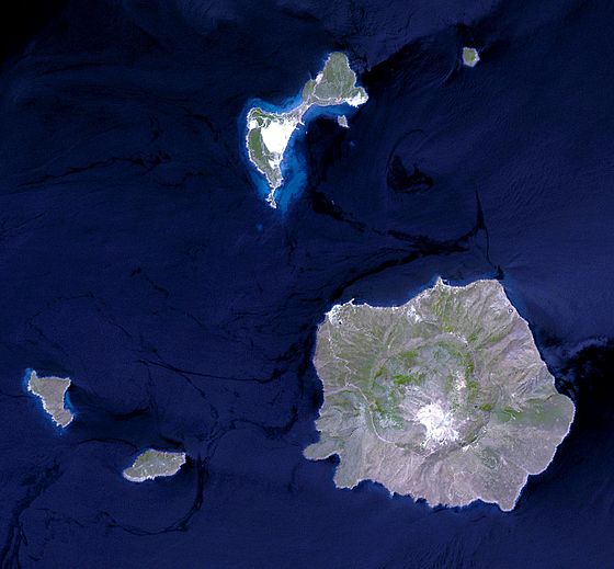 Nisyros et quatre îlots (de gauche à droite : Pergoussa, :Paheia (es), Gyali et Strongyli). Image en couleurs naturelles du :radiomètre ASTER (en), 29 juillet 2004.