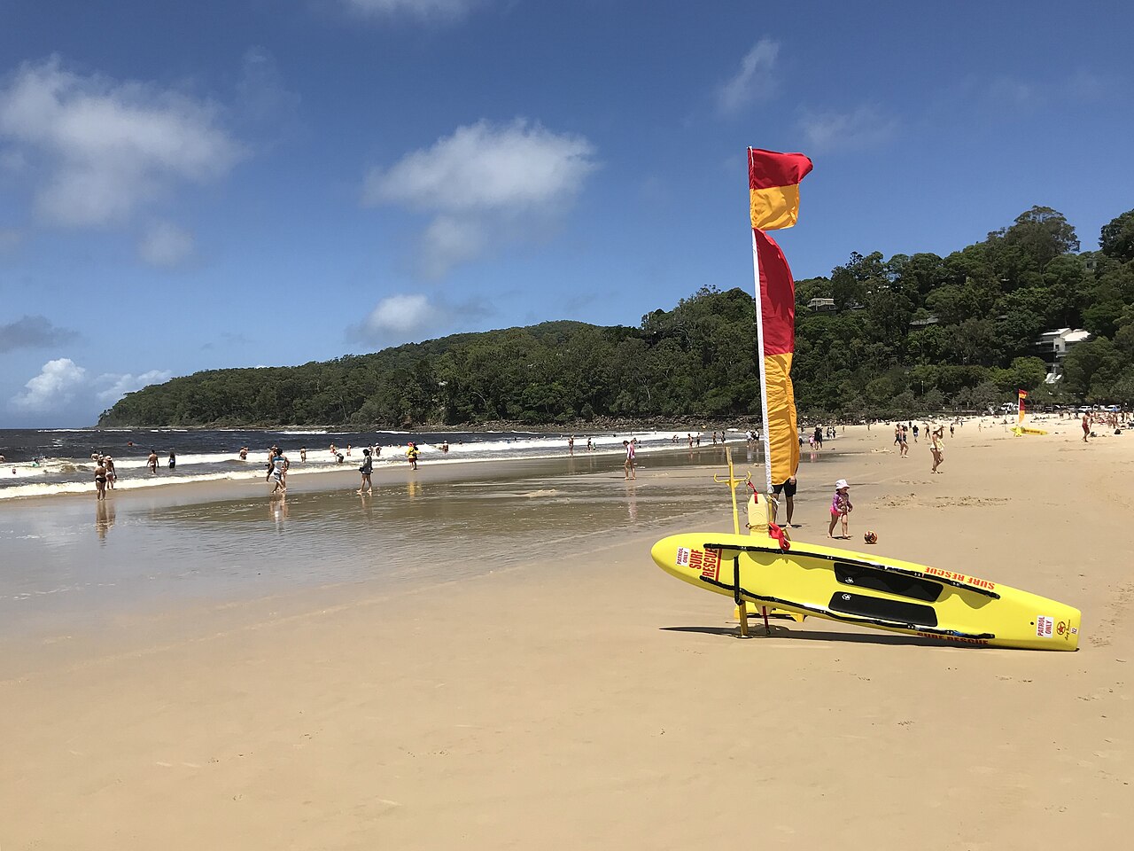 File Noosa Heads Surf Lifesaving Club Members Patrolling The Beach 03 Jpg Wikimedia Commons