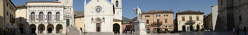 File:Norcia banner Piazza San Benedetto.jpg