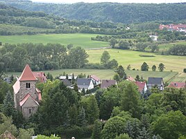 On the left the Nikolaikirche, in the background on the right the city of Arnstadt