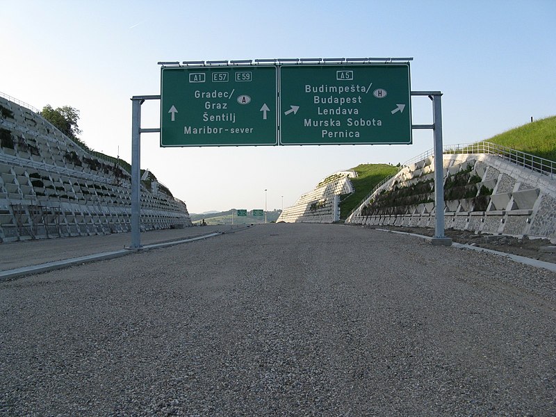 File:Odcep za na avtocesto A5 - panoramio.jpg