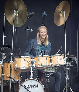 Olaf Olsen performing in 2017