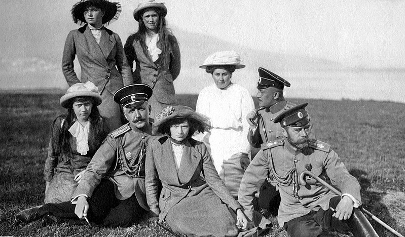 File:Olga Nikolaevna, Maria Nikolaevna, Anastasia Nikolaevna, Tatiana Nikolaevna, Anya Vyrubova and Tsar Nicolas II in 1914.jpg